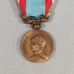 MEDAILLE COMMEMORATIVE D'AFRIQUE DU NORD AVEC BARRETTE ALGERIE PREMIER MODELE FABRICATION ARTHUS BERTRAND